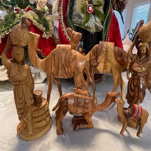 Bundle of hand craft olivewood camels, and ladies figure - Picture 4 of 6